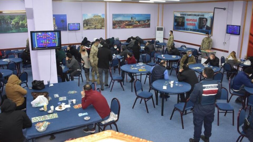 İzmir'de dev kumar operasyonunda suç üstü baskın