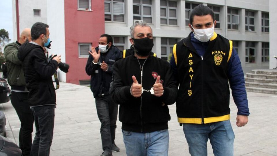 Yer: Adana! Gazetecilere böyle poz verdiler