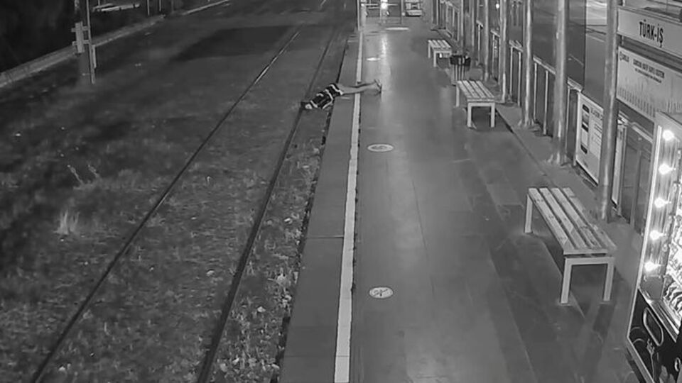 Bayıldı rayların üzerine düştü!