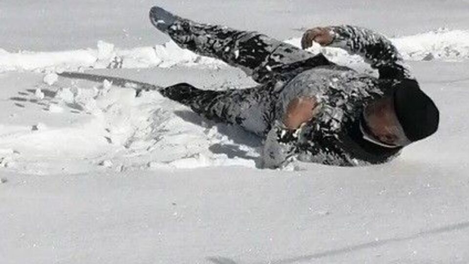 Yaşlı adam karda süründü, yuvarlanarak eğlendi