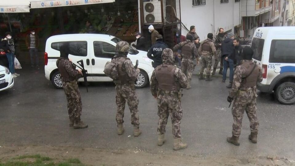 1 kişiyi 15 kişi silah ve kılıçla kovaladı