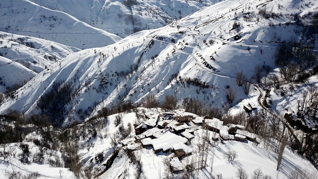 Taş evler karla kaplandı... Doyumsuz manzara!