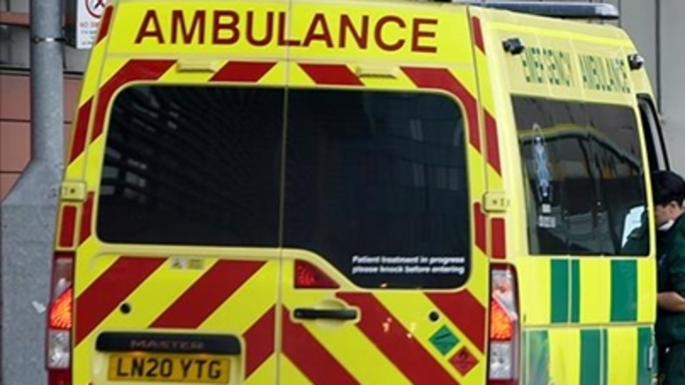 İngiltere'de Kovid-19 nedeniyle son 24 saatte 1200 kişi öldü