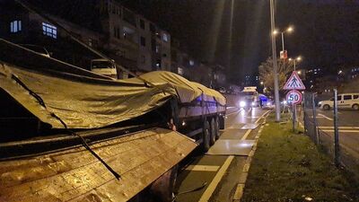 TIR'ın dorsesindeki saclar korku saçtı