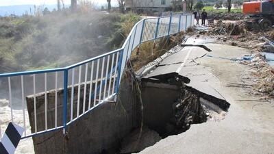 Fırtına köprüyü yıktı!