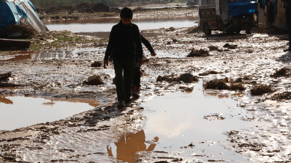 Afrin'de çadır kampı su bastı!