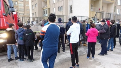 Yangını izlemek için sosyal mesafeyi unuttular