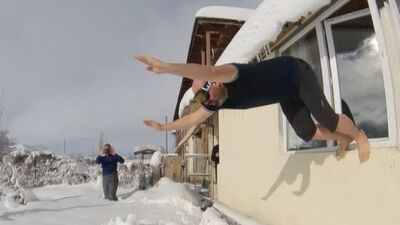 Kar sevinci! Balıklama atladı!