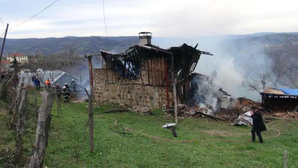 Yaşlı çifti alevler ayırdı