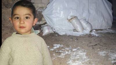 Kahreden ihmal! Küçük Şiyar kar topu oynuyordu