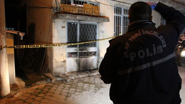 Genç kız eski sevgilisinin evini taşlayıp, kundakladı