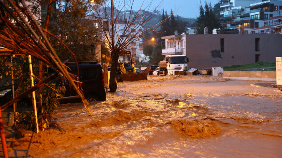 İzmir'i yine sel vurdu! İki can kaybı