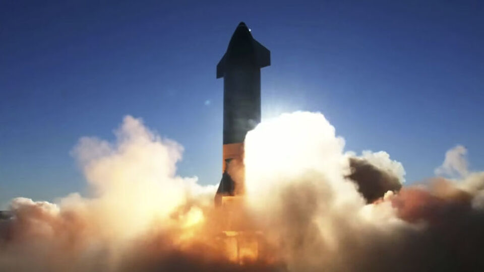 SpaceX'in Starship roketi iniş sırasında patladı