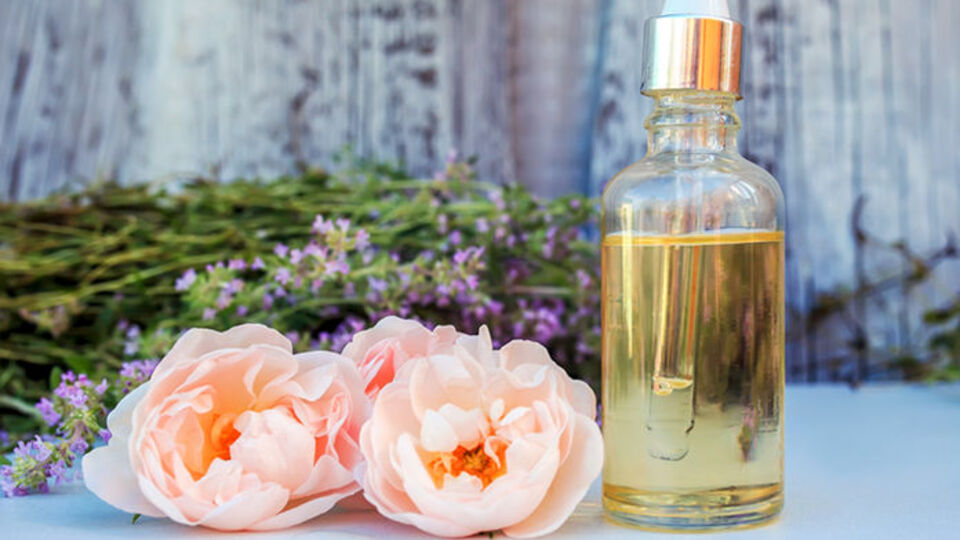 Saçlarınız için mucizevi çözüm: Gül Yağı