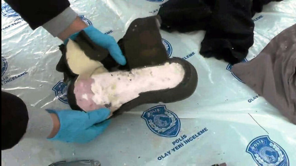 Ayakkabıdan bomba çıktı! Sınırda yakalandılar