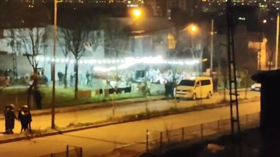 Sokakta 'korona düğününe' baskın