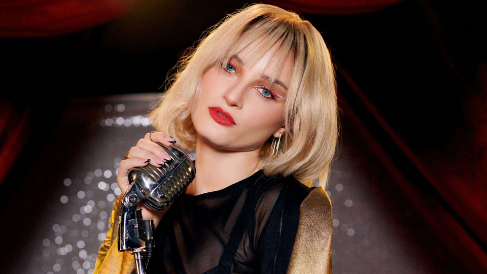 Güliz Ayla 'Evdekilere Söyle' diyor