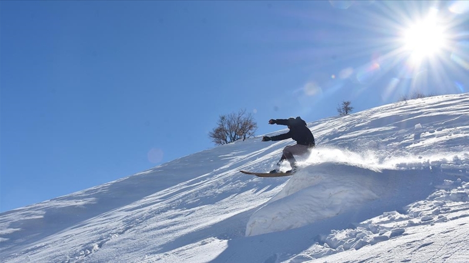 Şemdilli'de tahta kayaklarla kar keyfi
