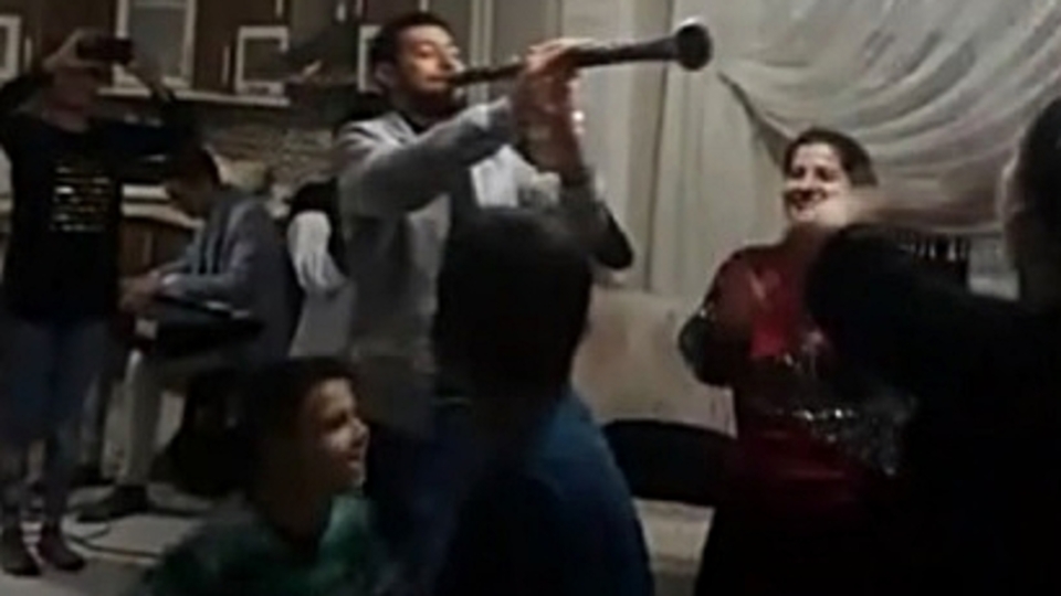 Yasağı şimdi de evde deldiler!