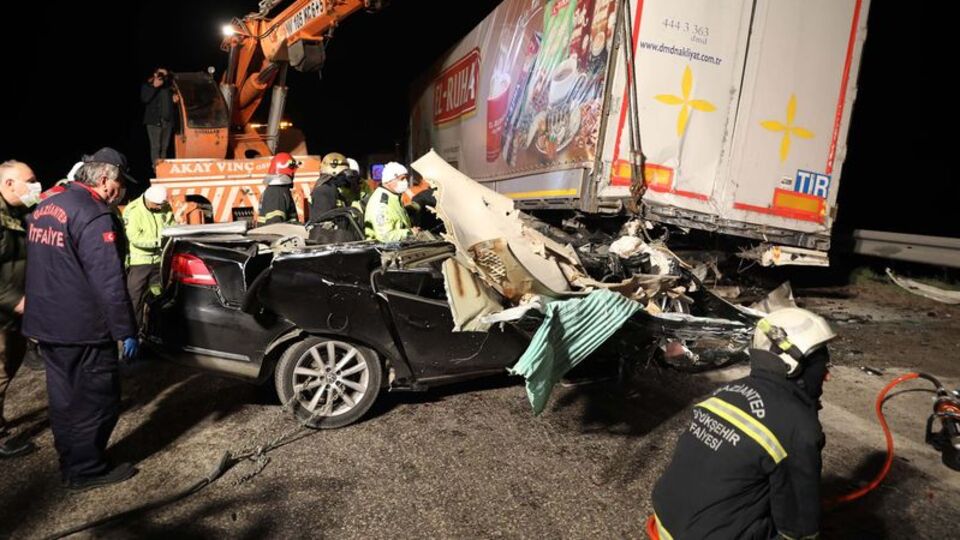 Feci kazada TIR'a çarpan otomobil hurdaya döndü: 2 ölü