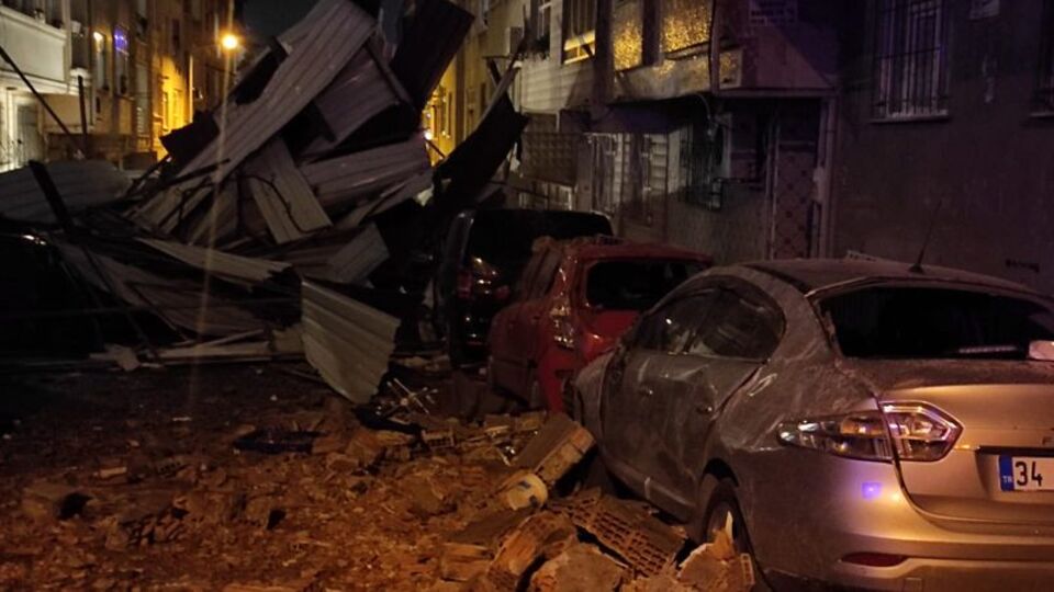 İstanbul'da fırtına çatıları uçurdu