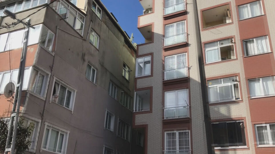 İstanbul'da feci olay! Çatı katından düşen kadın öldü!