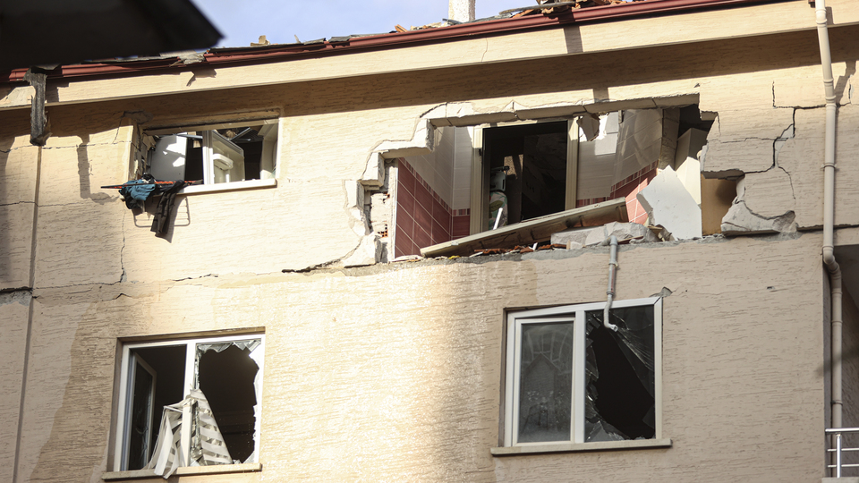 Doğalgaz patlaması binayı enkaza çevirdi!