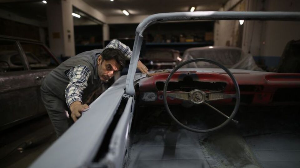 Çürümeye terk edilmişti... 1970 model otomobili şimdi görün!