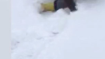 Buz kırılınca gölete düştüler!