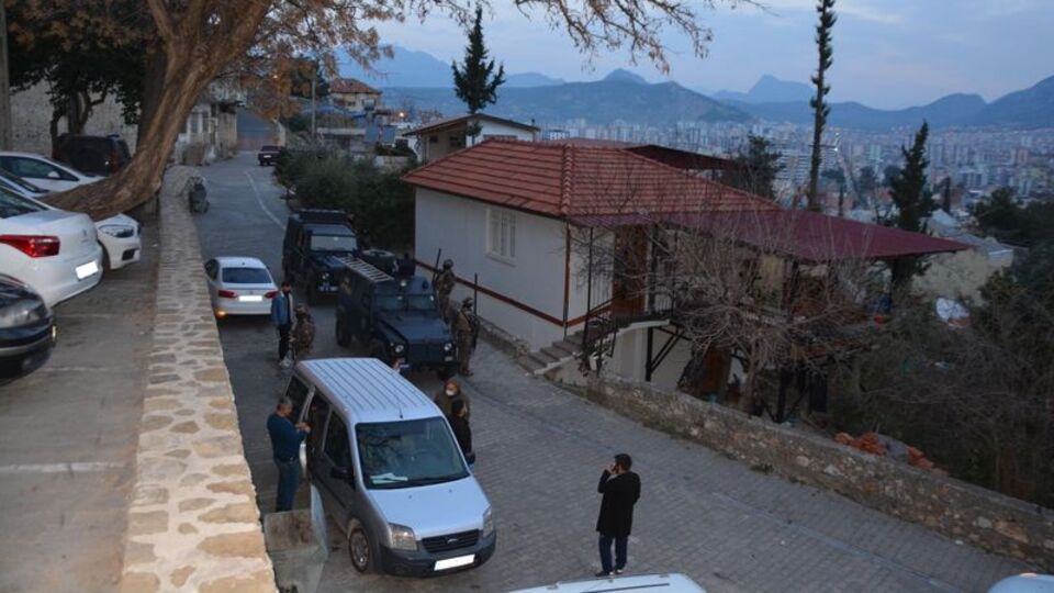 'İkizler çetesi' çökertildi, cephanelik çıktı