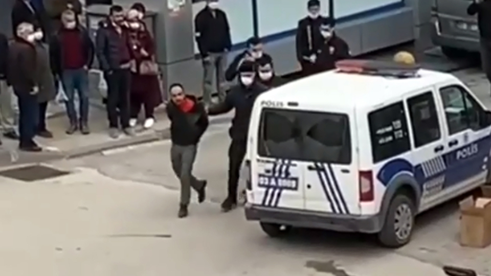 16 yaşındaki kızını boğazından bıçakladı!