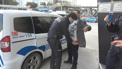 Metrobüs çıkışı iğrenç olay! Yolcular fark etti