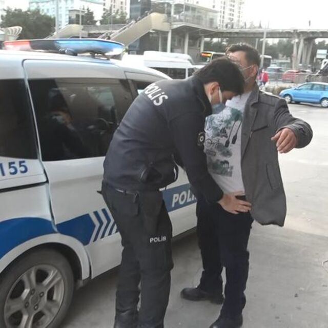 Metrobüs çıkışı iğrenç olay! Yolcular fark etti