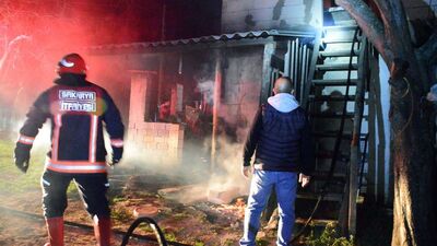 Sakarya'da iki katlı ev küle döndü
