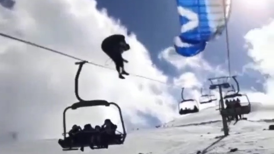 Korku dolu anlar! Teleferik teline takıldı!