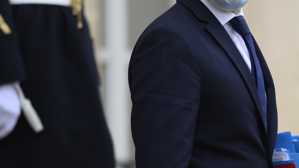 Macron'un bakanı İslam karşıtlığı yarışına girdi!