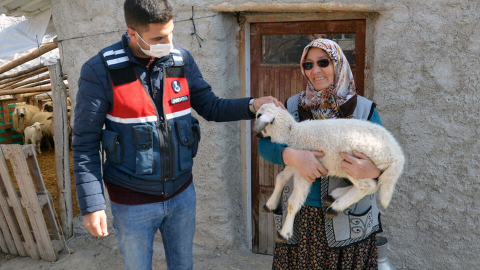 Şehit annesini jandarma sevindirdi