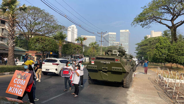Myanmar'da askeri araçlarda sokakta, ülkede internet kesildi!