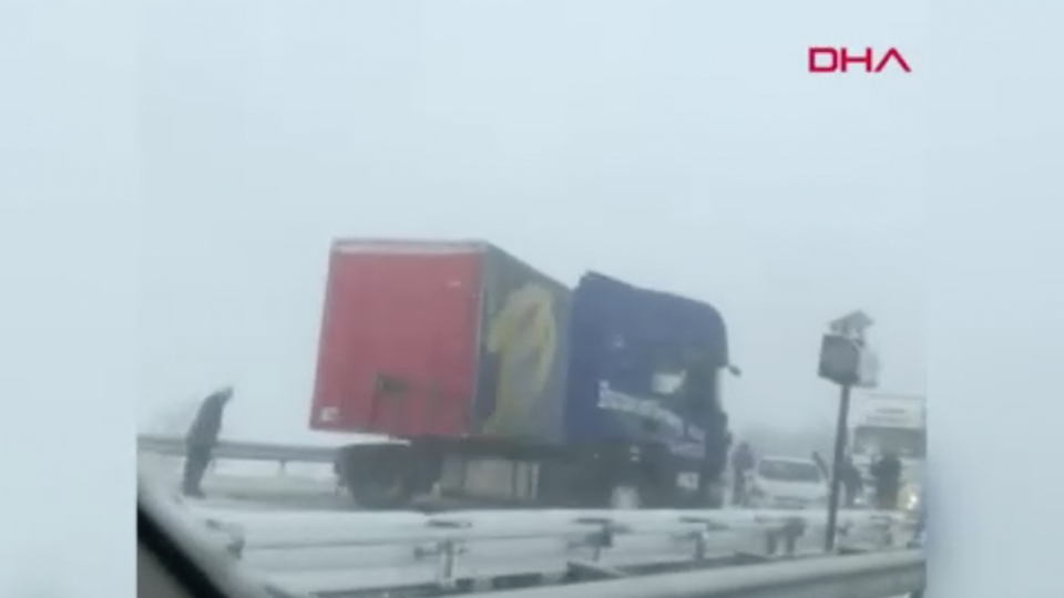 TIR kazası! İstanbul yönü trafiğe kapandı!