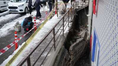 İstinat duvarı evin üzerine çöktü!