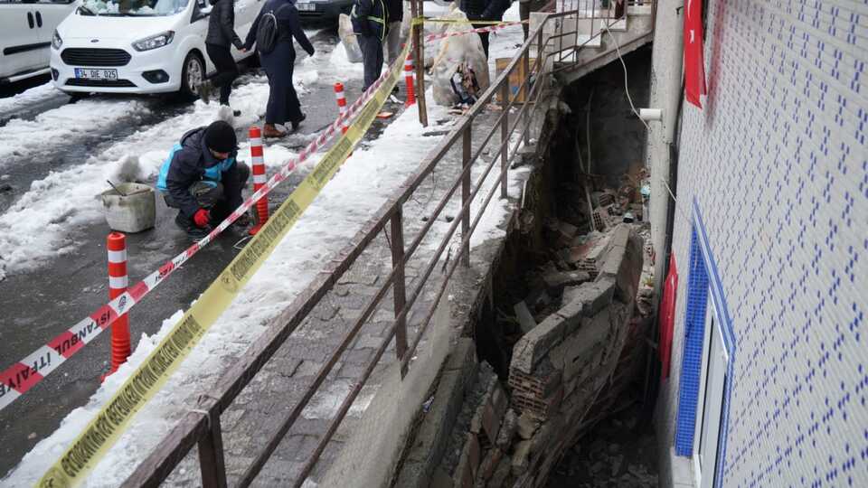 İstinat duvarı evin üzerine çöktü!