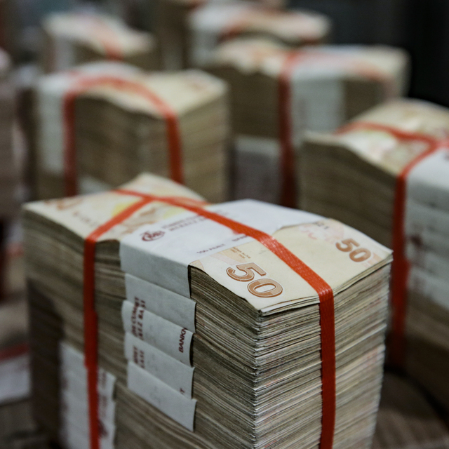 Hazine 2.4 milyar TL borçlandı