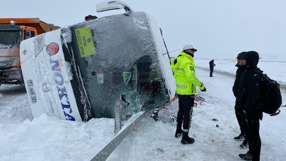 Fatsa Belediyespor otobüsü kaza yaptı