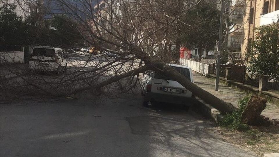 Fırtına İzmir'i vurdu!