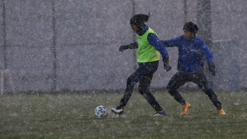 Trabzonspor kar altında çalıştı