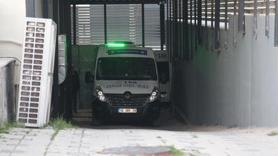 Feci kaza! Devrilen makinenin altında kaldı