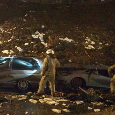 İstinat duvarı araçların üzerine çöktü!