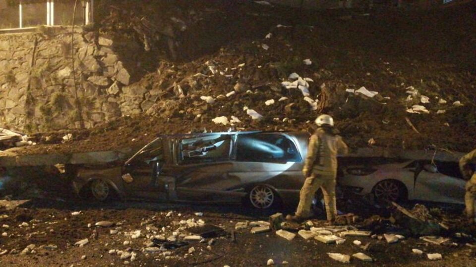 İstinat duvarı araçların üzerine çöktü!