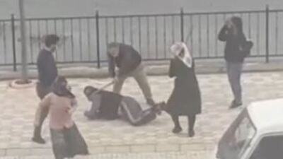 Sokak ortasında sopayla dövdüler!