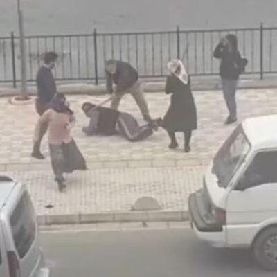 Sokak ortasında sopayla dövdüler!